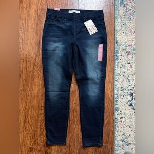 NWT Levi signature pull on skinny
